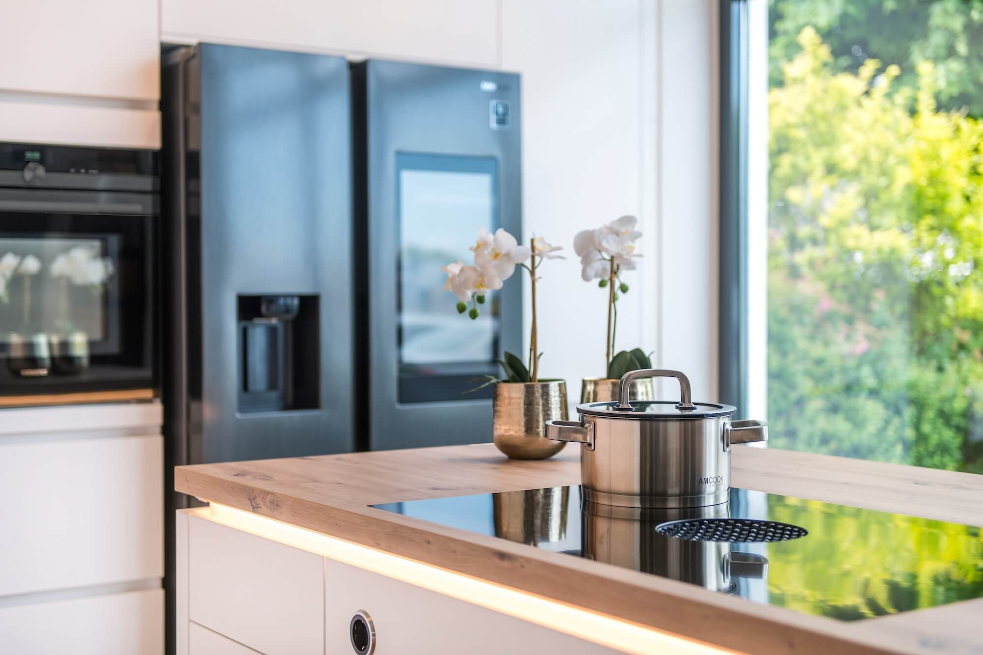 Design Inselküche Arcticweiß matt Bora Kochfeld
