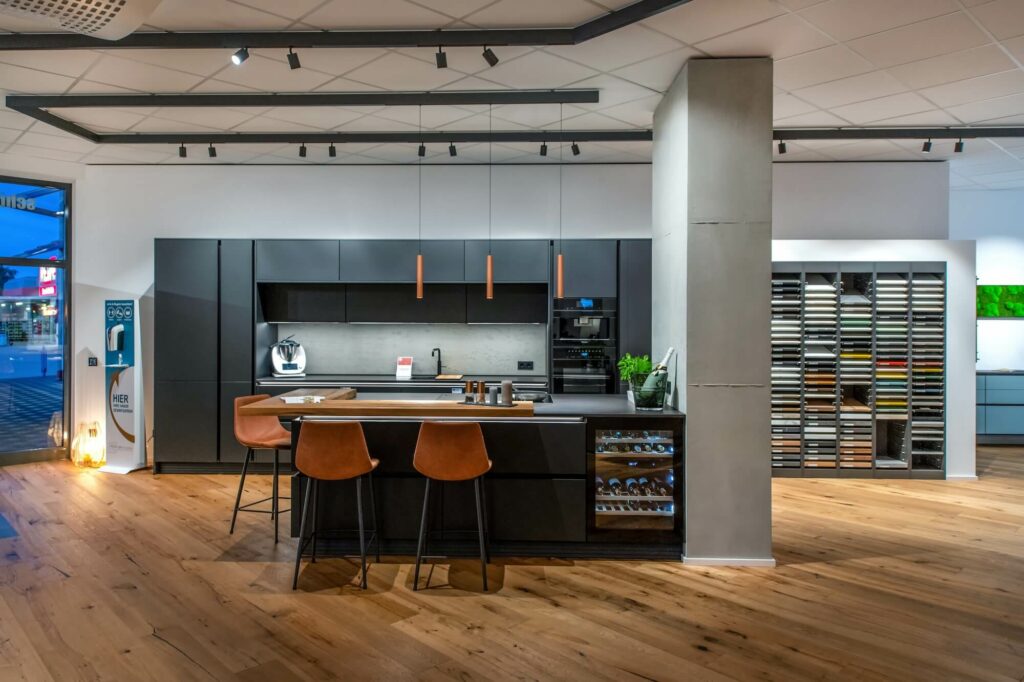 Design Inselküche Schwarz matt grifflos mit Bartheke