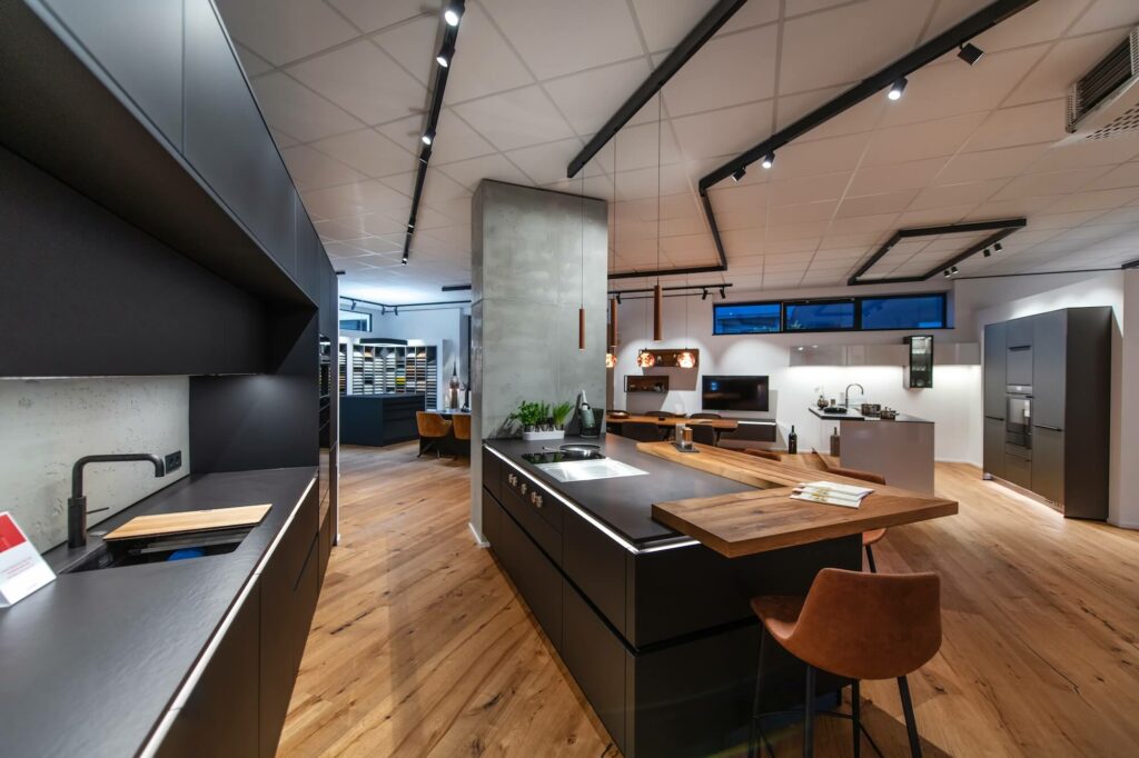 Design Inselküche Schwarz mit Bartheke