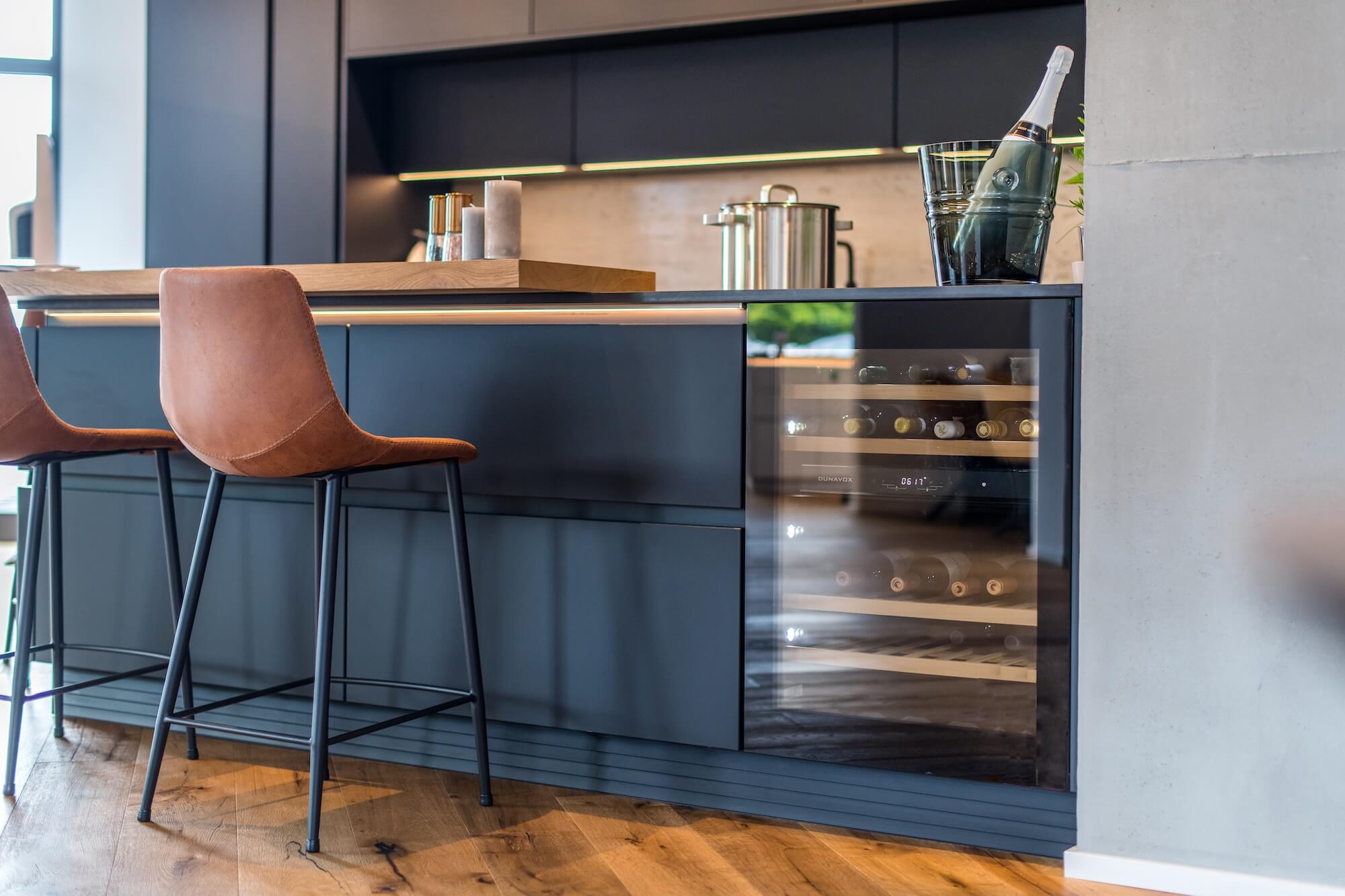 Design Inselkueche Schwarz mit Bartheke Weinkuehlschrank