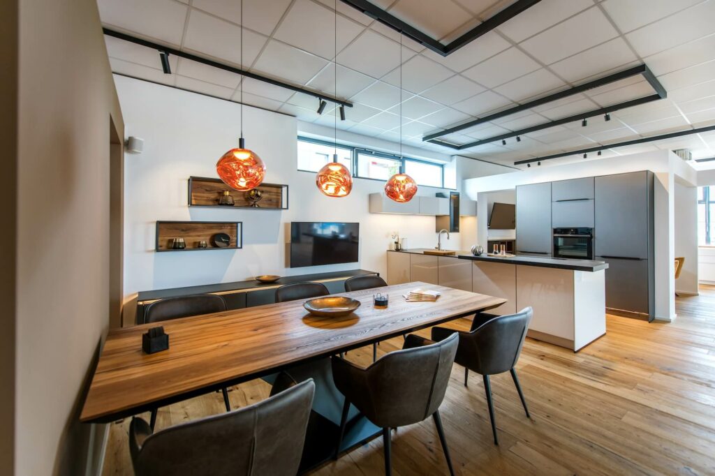 Designküche mit Halbinsel Weiß Hochglanz mit Essbereich
