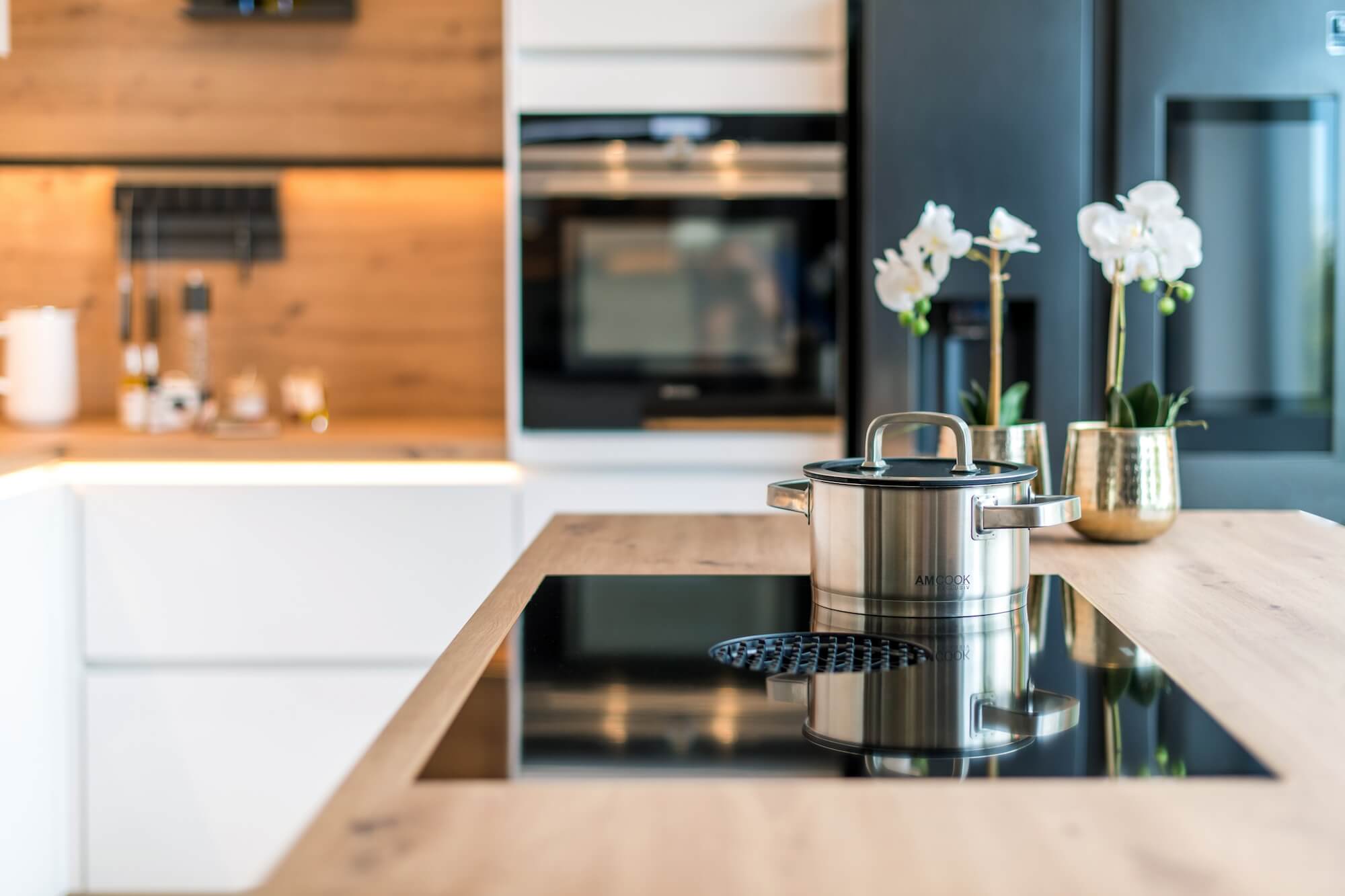 Design Inselküche Arcticweiß Bora Kochfeld