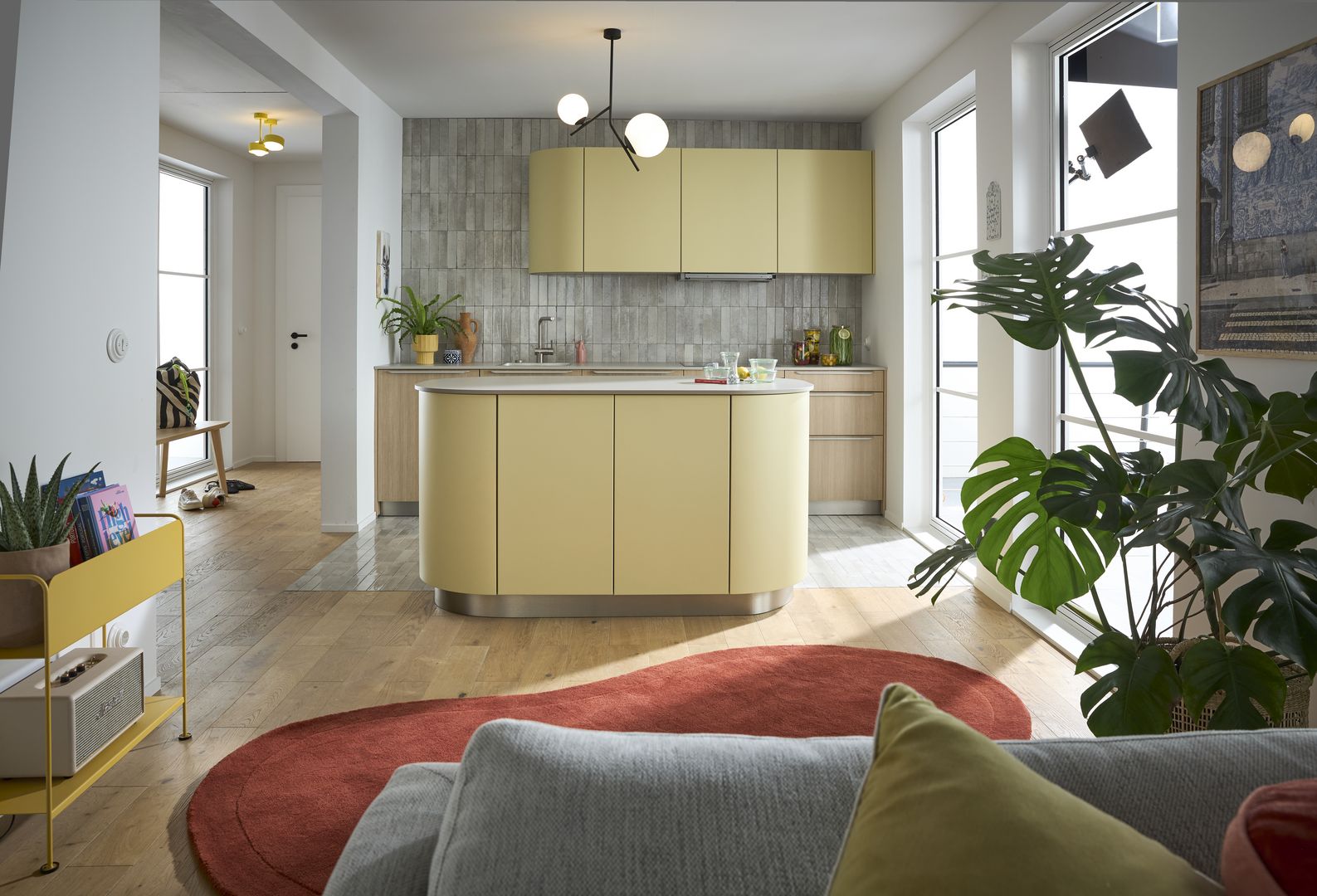 Schueller-Design-Inselkueche-Sandgelb-matt-grifflos