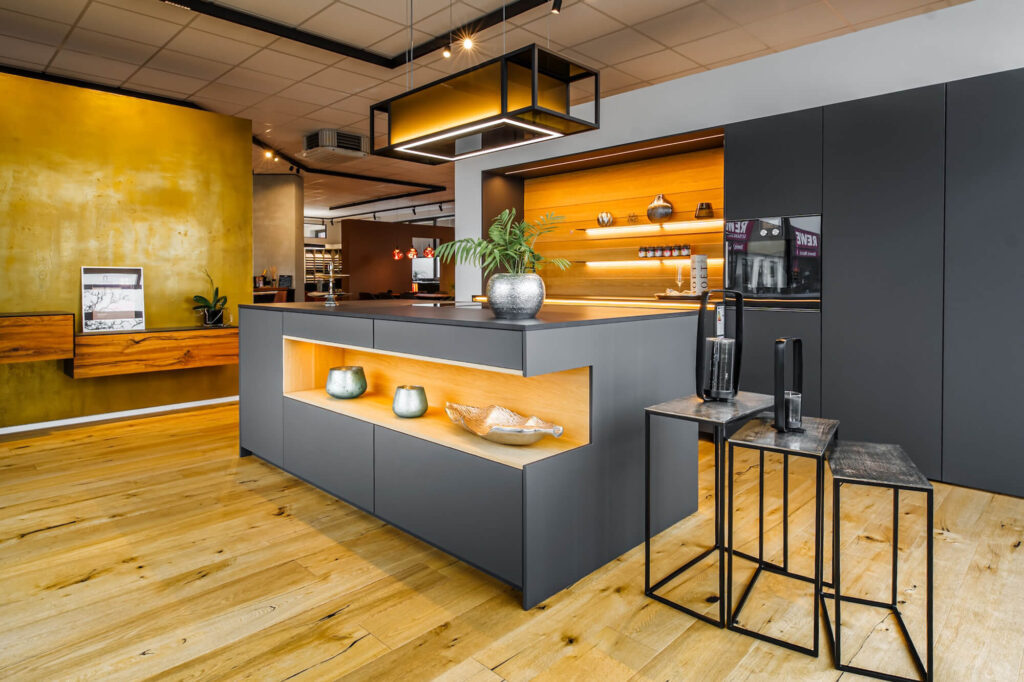 Leicht Design Inselküche mit Berbel Dunstabzug orange