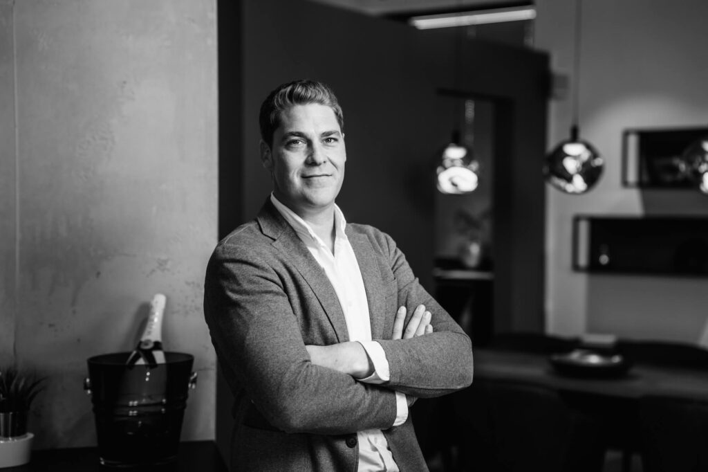 Jonas Neitzert Kuechenstudio proplan verschraenkte Arme