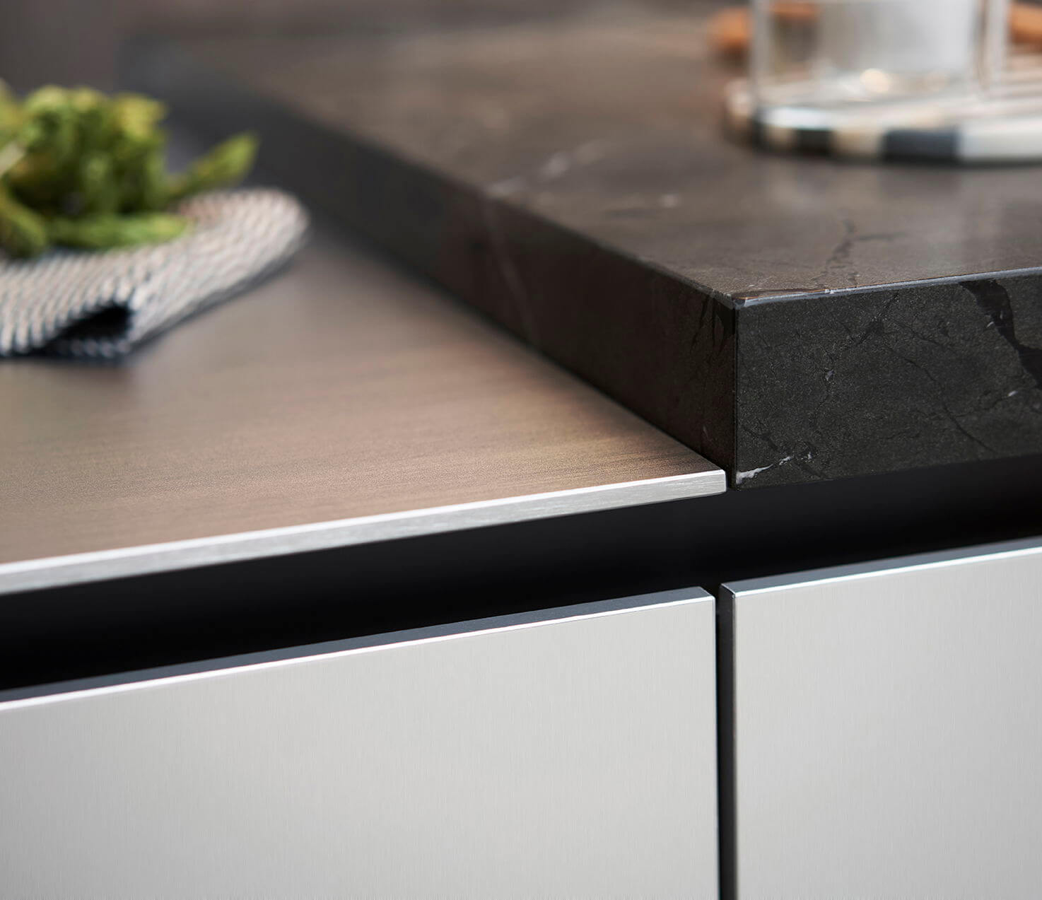 Leicht Contino Inselküche Aluminium grifflos