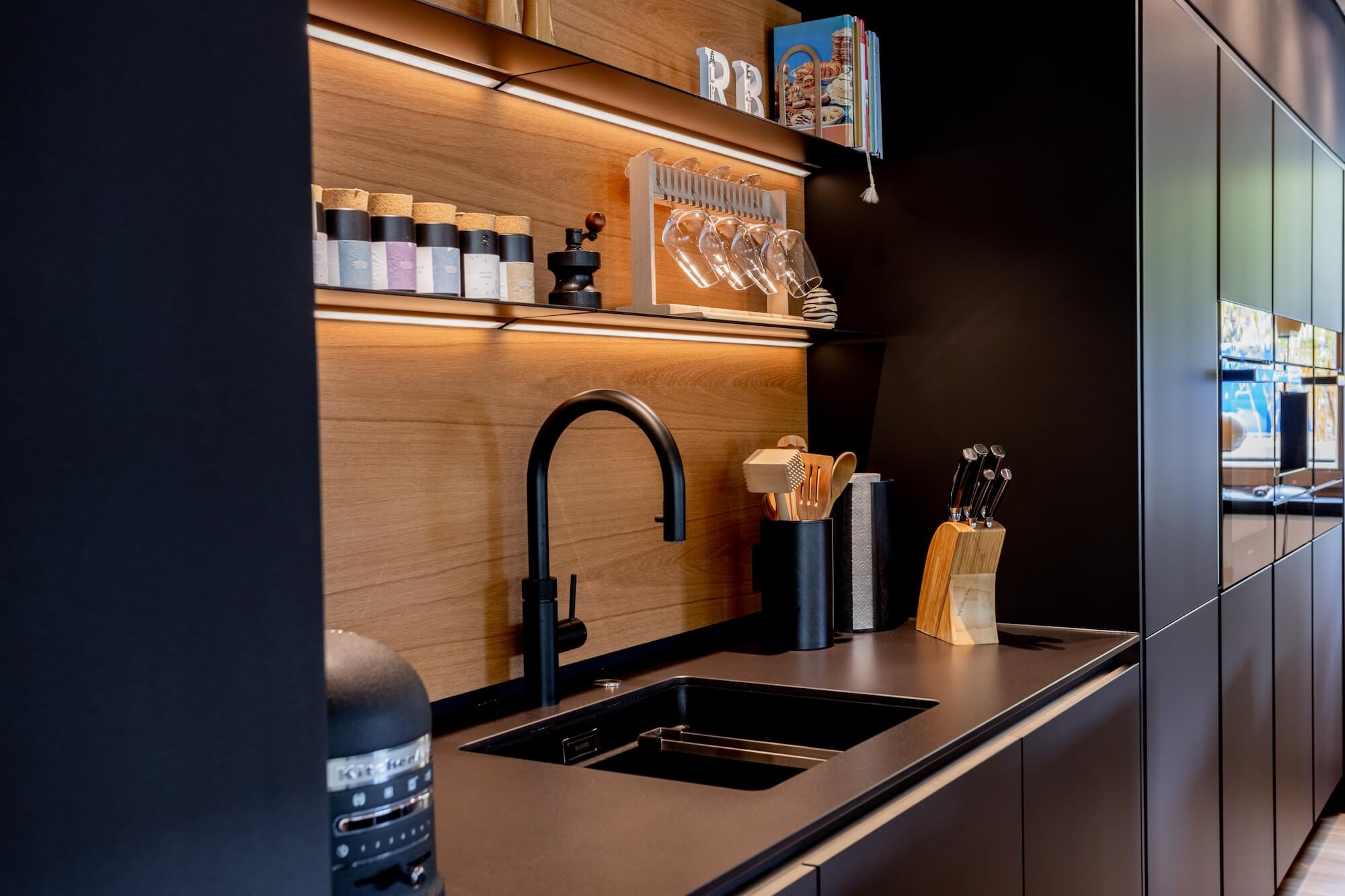 Referenzküche Schulte & Hammerstein_Designküche mit Insel Schwarz