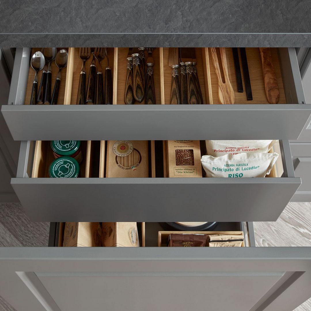 Schueller-Classic-Matt-Kueche-Grau-Landhausstil-Auszug-modern