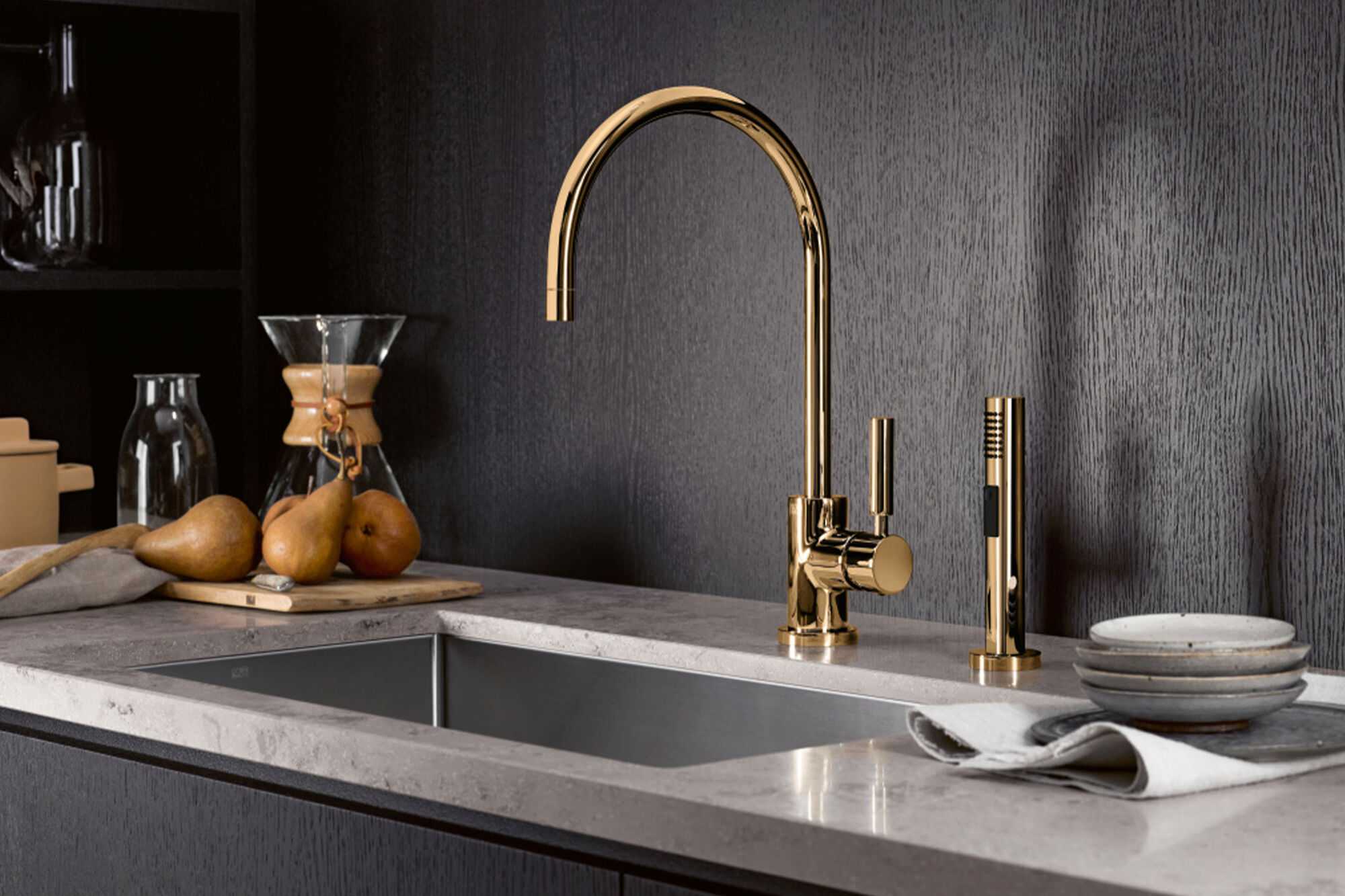 dornbracht-kuechenarmatur-gold-spuele-naturstein
