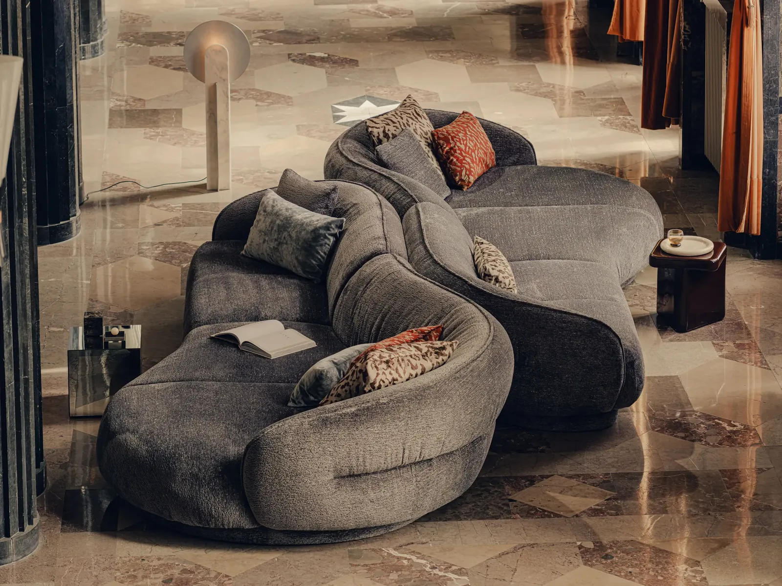 freifrau-marie-sofa-rund-grau