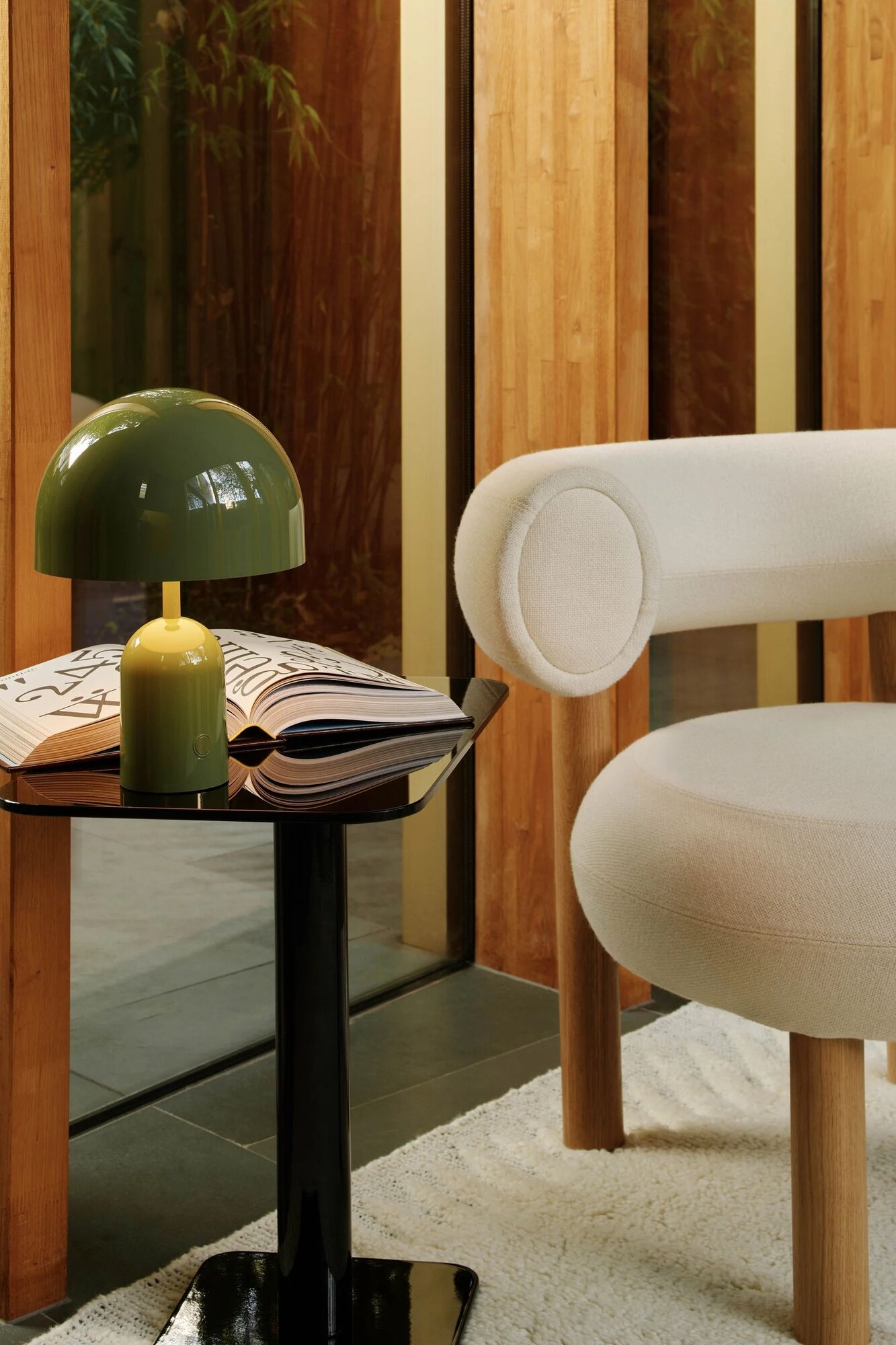 tom-dixon-bell-tischleuchte-gruen-sessel